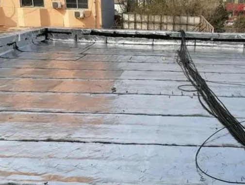 黑河市卫生间漏水维修公司分享下黑河市屋面楼顶防水刚性防水层施工要点。